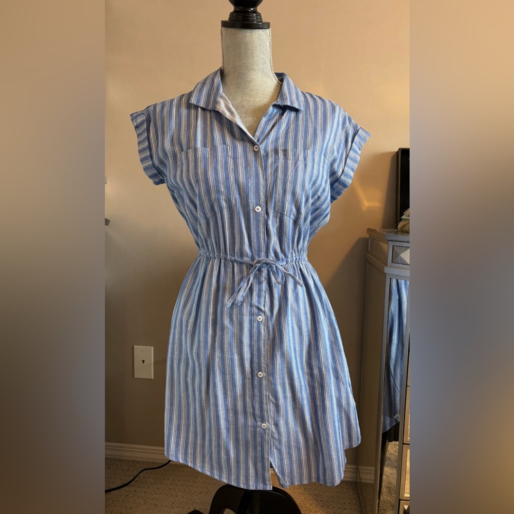 Casual Blue and White Buttoned Midi Dress with Notched Collar